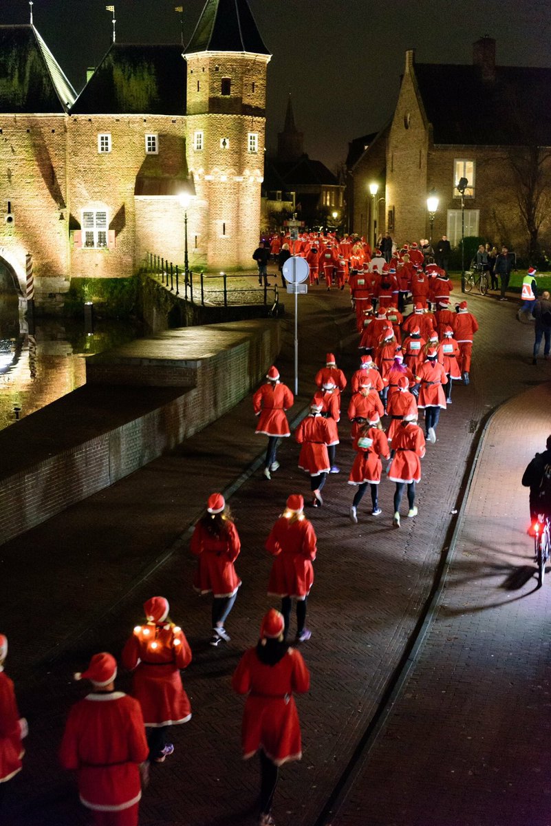 rosambouwman's tweet photo. #kerstmannenloop #Amersfoort https://t.co/Wyd2vLB5wb