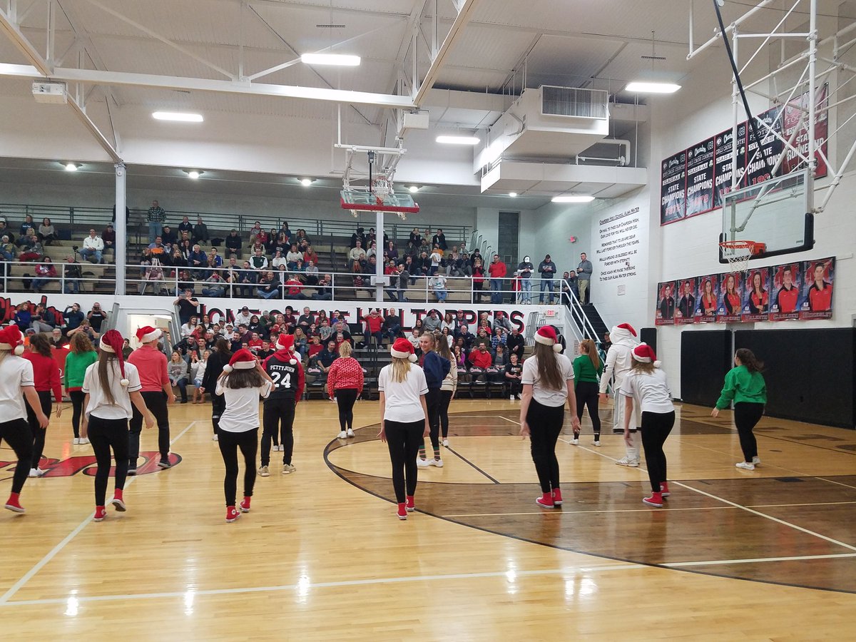 Mr_Bandiera's tweet photo. Entertaining halftime show with @Chshoopscheer and @ToppersDT.  It feels like Christmas https://t.co/VrraSlj08v