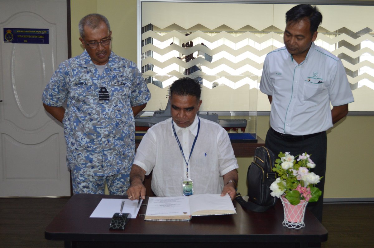 RMN_LCS's tweet photo. Khamis, 14 Dis 17 – Lawatan rasmi EPU,JPM ke tapak projek LCS TLDM (PPLCS TLDM) BNSSB Lumut. Seramai 8 deligasi diketuai oleh Encik Ahmad bin Ali, Pengarah Seksyen Keselamatan &amp; Ketenteraman Awam EPU. https://t.co/GfjJ6Msk7J 
@mykamarul @MOFmalaysia https://t.co/84DrbY2IDT