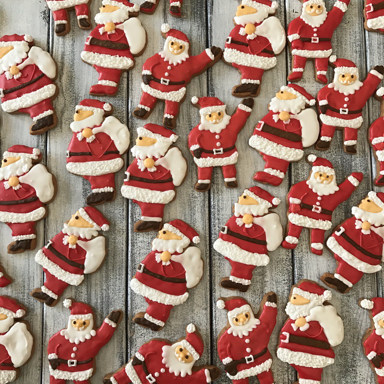 かんべみのり Mbaまんが Sur Twitter 先日のクッキー型 下絵がないと1日かけても1枚も描けなかったところ 昨日1日でこんなにできたそうです すごく有益な人助けができたわ 私 クリスマスクッキー クリスマス クッキー型 アイシング