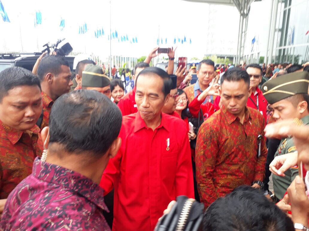 maskiit's tweet photo. Barusan dengerin pidato Pakde @jokowi di Rakornas Tiga Pilar @PDI_Perjuangan. “Saya yakin acara ini diinspirasi semangat Bung Karno yaitu Semangat Berdikari.” Ihiy! #CeritaKerakyatan #PDIPerjuangan https://t.co/v6EWAXDm2l