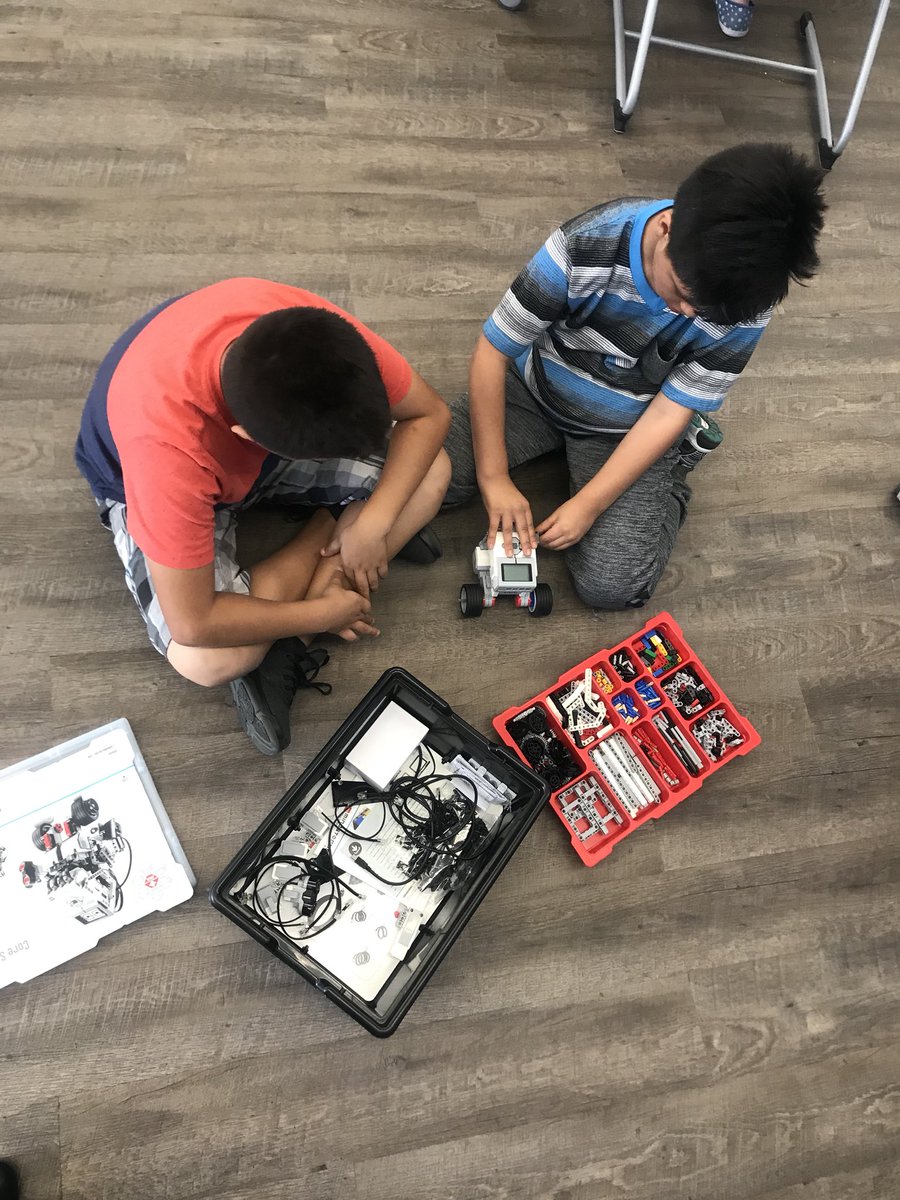 MsSarahBosworth's tweet photo. Super excited to begin our Lego EV3 Robotics unit today! Students assembled their bots and learned proper procedures for the kits and for the innovation lab. #kidswhocode #21stcenturylearning #codetothefuture #computerscienceintheclassroom https://t.co/8UhUTqiz54