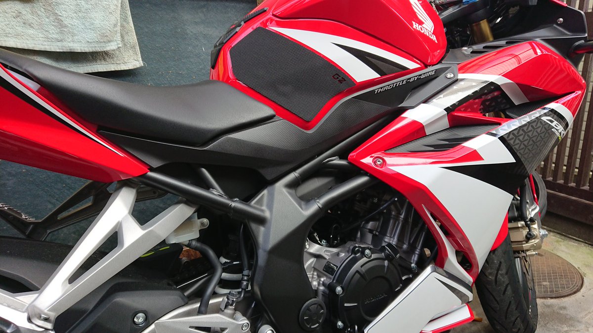 バイクおじさんr Cbr250rr Twitterren ワールドウォークのg2プロテクションタンクパッドを貼ってみた 車種専用だけに見た目もワンポイントになって良さげ