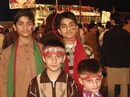 Sadaf_janbaaz6's tweet photo. خون سے سینچ کے پالا تھا جسے وہ بیٹا
آج خود اپنے ہی خون مین نہا بیٹھا ہے
#16 dec 14
#pishawarattack
#shohdae_aps https://t.co/0cFN2Ei3T1