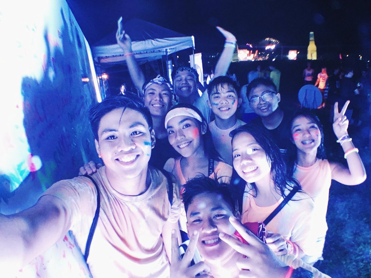 jstnrsmn's tweet image. study hard. party harder. 

#Maskipaps2017
#Raveolution