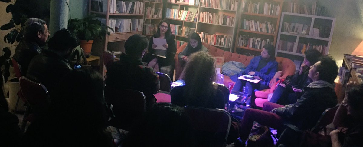 Lectura de viernes en la nochecita. Cellisca, poetas y narradoras. <a href="/cuadrivio_/">Cuadrivio</a>  en su última lectura del 2017. Gracias por tantas letras desparramadas en la sala !!!