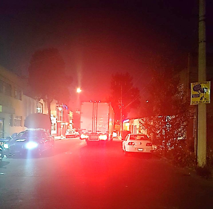 LMunicipio's tweet photo. @PINKYGLO @C5_CDMX se presento la unidad MX-108-S2 entrevistándose con el conductor del camión de mudanza con placas 055AR1 de nombre Rafael Dominguez Vargas, a quien se le solicito retirara el vehículo del lugar informando que esperaba entregar artículos de la Empresa "Arte y Punto", retirandose https://t.co/CHgPbu2zGU