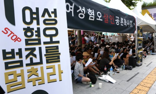 wnewskr's tweet image. 영국 옥스퍼드사전이 올해의 단어 후보로 꼽은 ‘브로플레이크’(broflake)는 ‘형·오빠’(brother)와 ‘눈송이’(snowflake)의 합성어로, 자신의 가부장적 시각과 충돌하는 진보적 사고방식에 쉽게 화를 내는 남성을 뜻한다.
 womennews.co.kr/news/128580