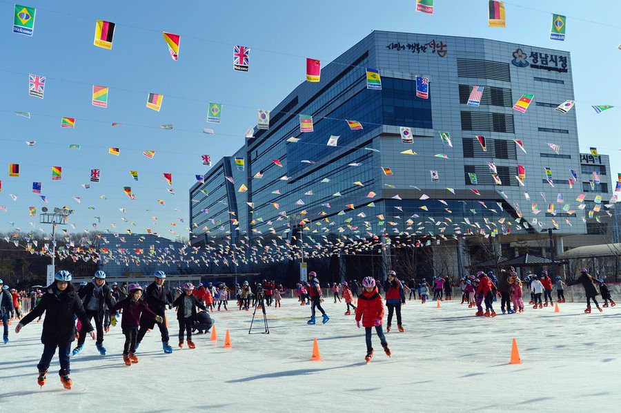 #성남시 는 성남시청에 야외 스케이트장을,  성남종합운동장에 눈썰매장을 각각 조성해  12월 16일 개장합니다~