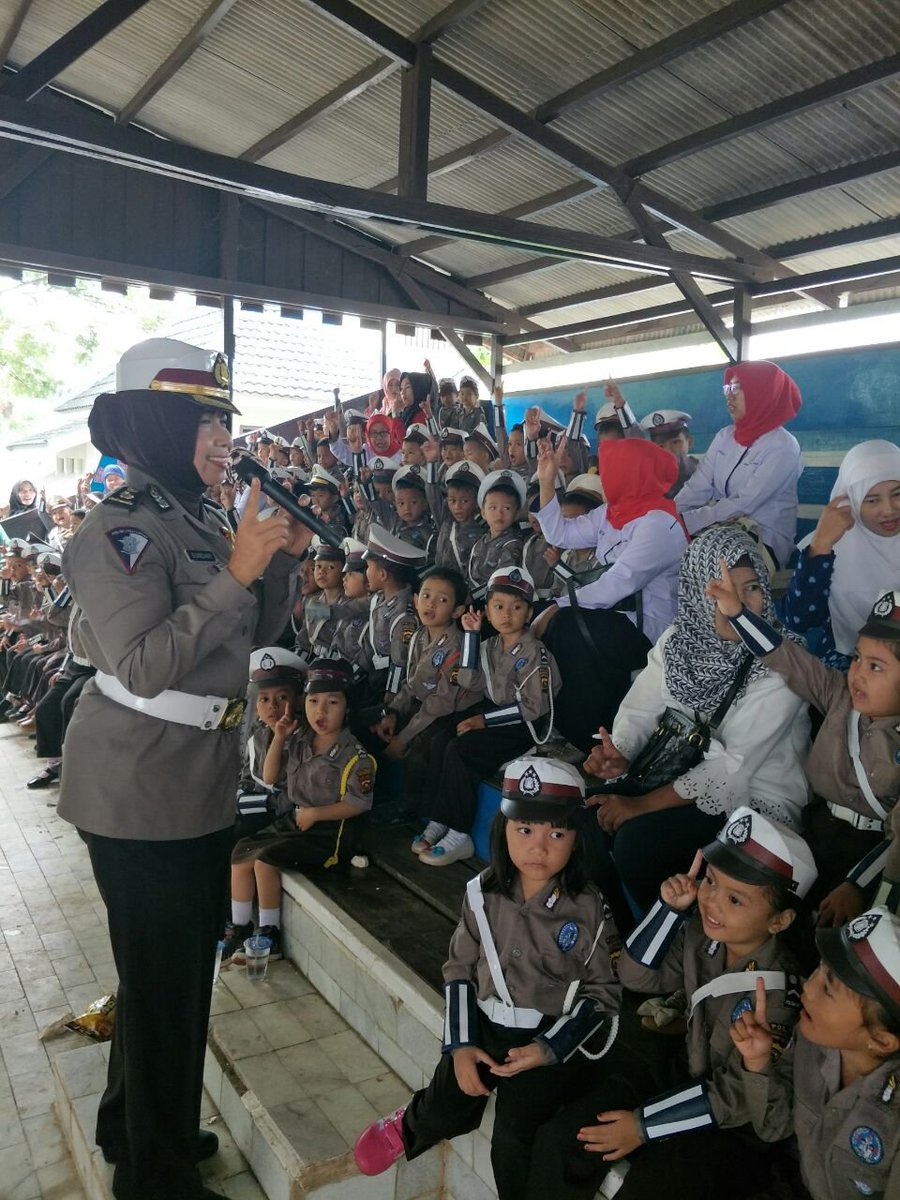 Kegiatan polsanak(polisi sahabat anak) personil lalu lintas  <a href="/DITLANTASSUMSEL/">DIT.LANTAS SUMSEL</a> #PolriPromoter