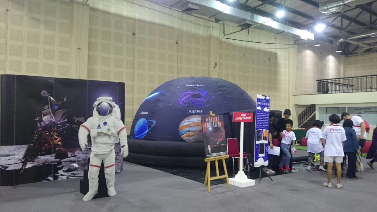 PlanetariumIMI's tweet photo. IMI Mobile Planetarium @BankOfTokyo Family Gathering, 16 Desember 2017, Balai Kartini. https://t.co/gLHoJTDELp