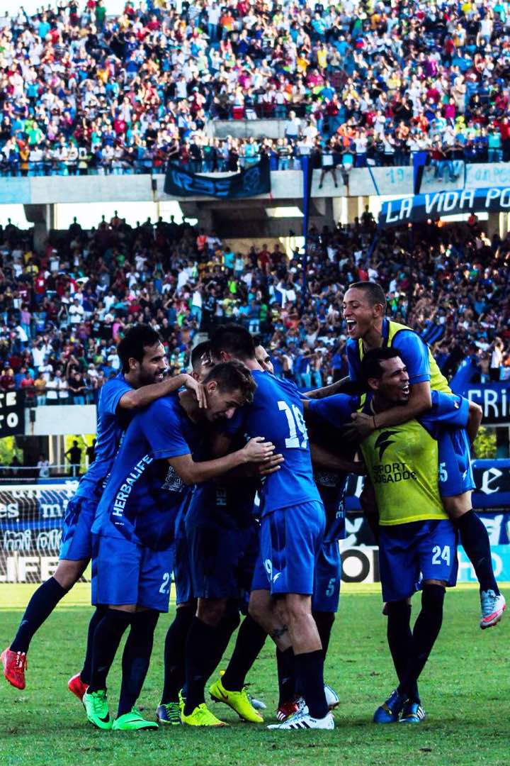 dtcesarfarias's tweet photo. Me emociona mucho que unos estudiantes talentosos y apasionados se hayan fijado desde tiempo atrás en nuestra labor en el @Zulia_FC desde 2015 para construir el club que hoy tenemos y queremos seguir impulsando.
https://t.co/LewS79I3RX https://t.co/G122vciFRh