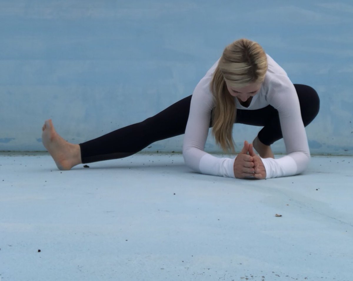 RachelGrunwell's tweet photo. Try these 5 quick #yoga #stretches https://t.co/KygAU9KsPC https://t.co/nCilzlrKMj