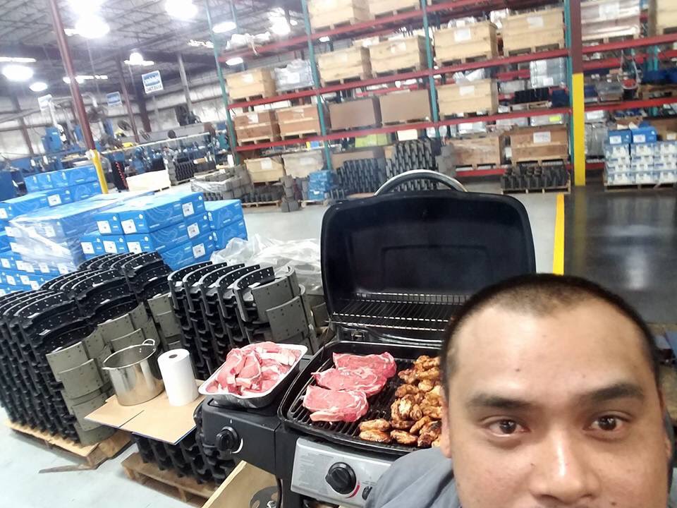 cnotesnonstop's tweet image. My uncle dead ass used all the money for the meat and forgot to buy the grill... so he improvised at Costco 😂😂😂