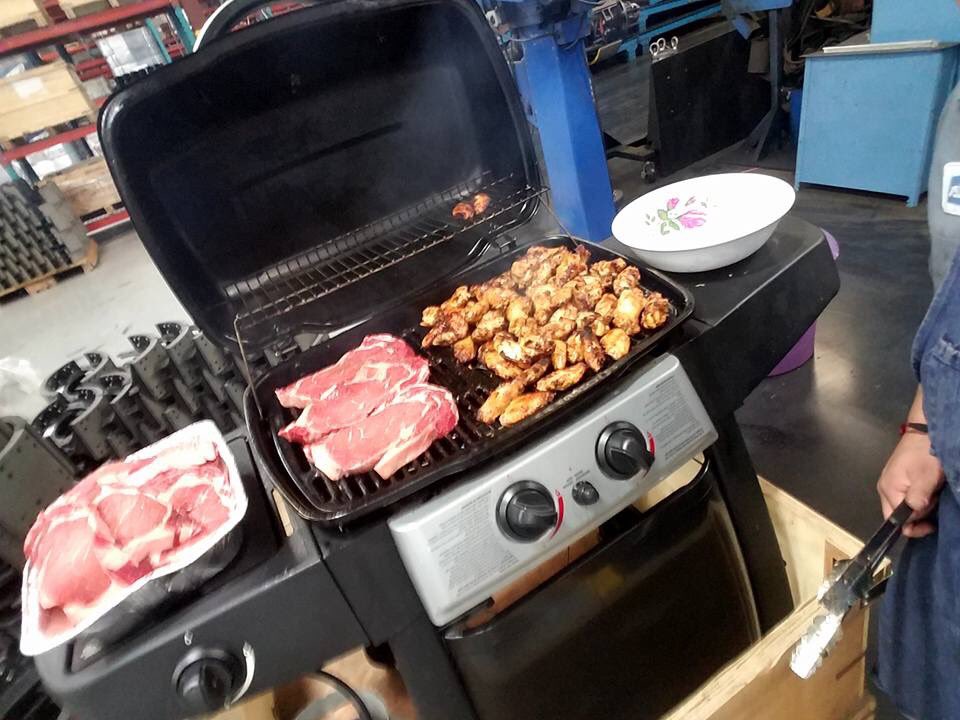 cnotesnonstop's tweet image. My uncle dead ass used all the money for the meat and forgot to buy the grill... so he improvised at Costco 😂😂😂