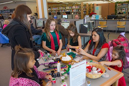 cojeffcolibrary's tweet photo. You're invited to our Holiday Open House at Belmar Library from 1-4 pm on Saturday. Celtic guitarist, Jerry Barlow, performs merry holiday favorites between 2 - 4 p.m. Refreshments and festive crafts for all ages. Happy Holidays! #holidays #jeffcolibrary https://t.co/xHHkHtDTUA