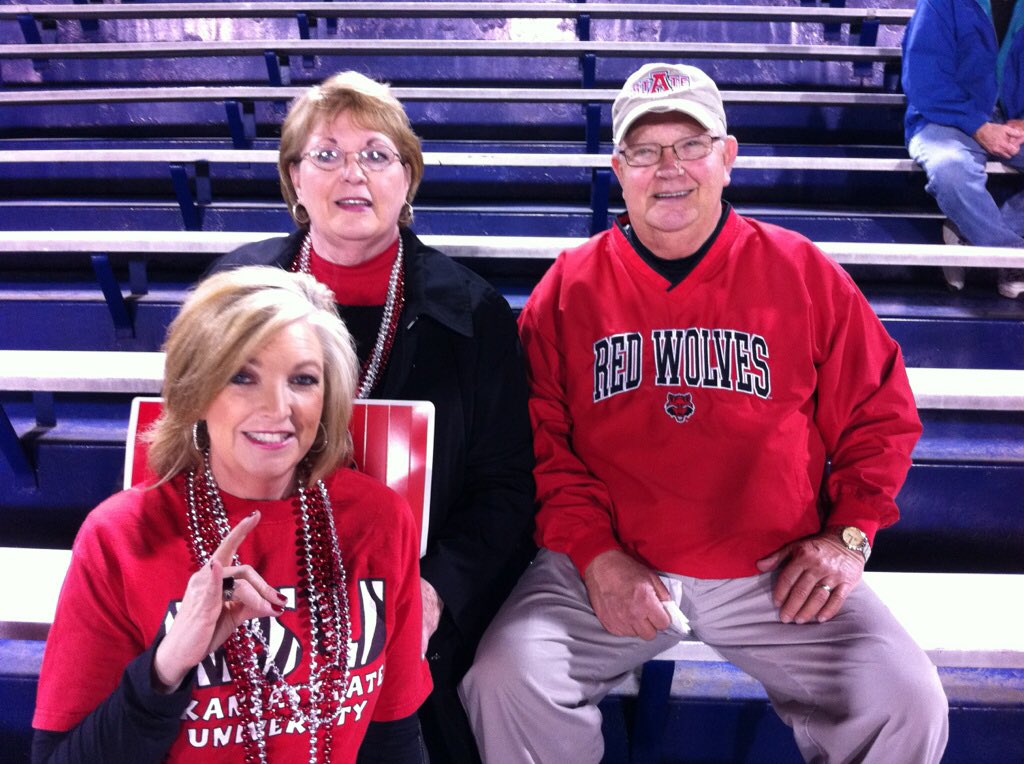 IndianRedwolf's tweet photo. #WeHowl for the best mom and dad ever!! #WolvesUp #BeatMTSU #Howlabama @dkenley45 @PatKenley https://t.co/qSo2H6dYWx