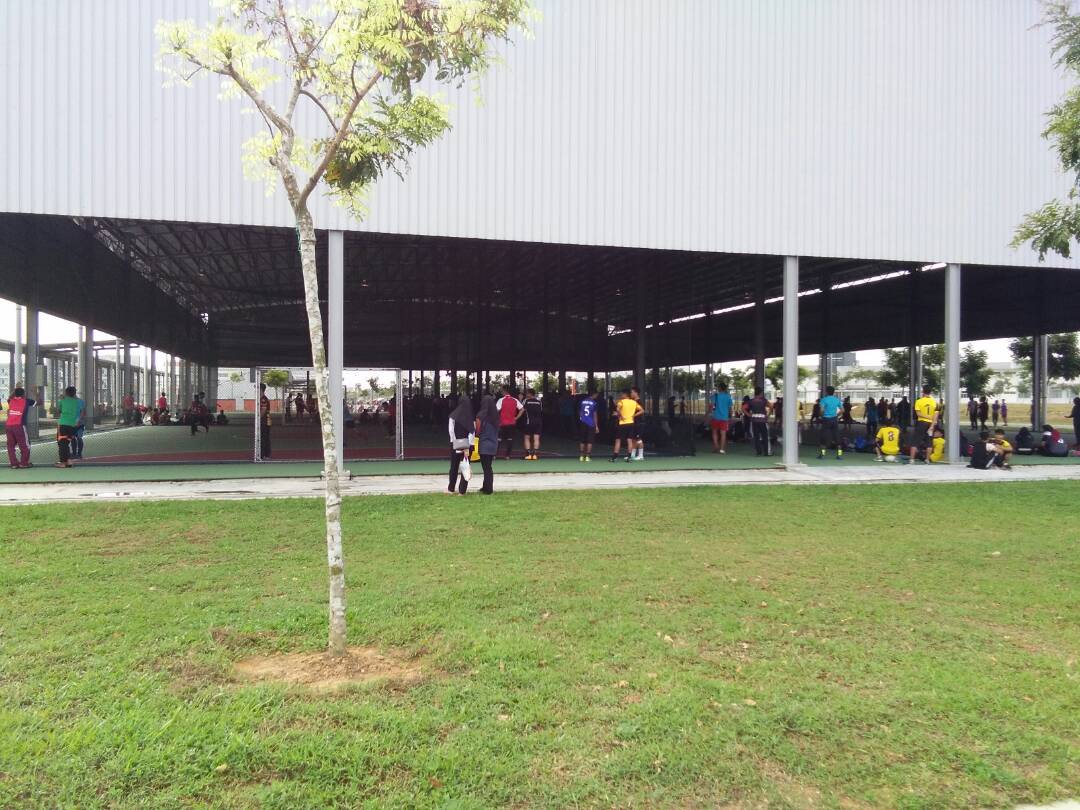 PagohEduHub's tweet photo. Sedang berlangsung Kejohanan Futsal anjuran UTHM. Ayuh turun berikan sokongan padu. Berlawan dgn semangat sukan yg tinggi! 

Peringatan mesra : pastikan kenderaan diparking dikawasan disediakan dan sampah2 dibuang ditempat yg disediakan. #CCTVinoperation https://t.co/YP7AprVDW1