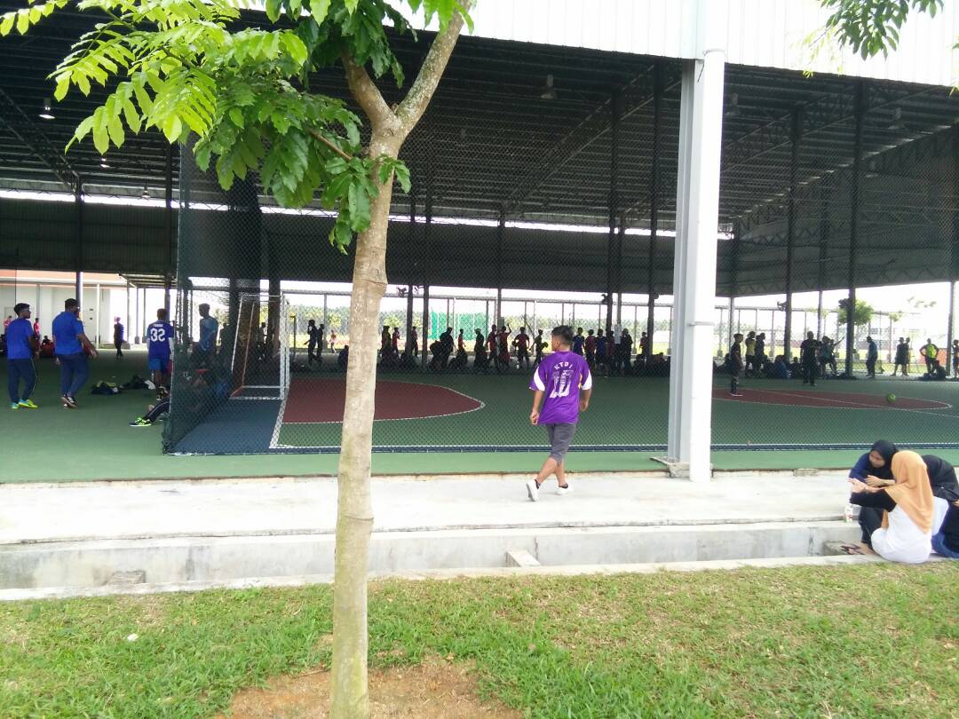 PagohEduHub's tweet photo. Sedang berlangsung Kejohanan Futsal anjuran UTHM. Ayuh turun berikan sokongan padu. Berlawan dgn semangat sukan yg tinggi! 

Peringatan mesra : pastikan kenderaan diparking dikawasan disediakan dan sampah2 dibuang ditempat yg disediakan. #CCTVinoperation https://t.co/YP7AprVDW1