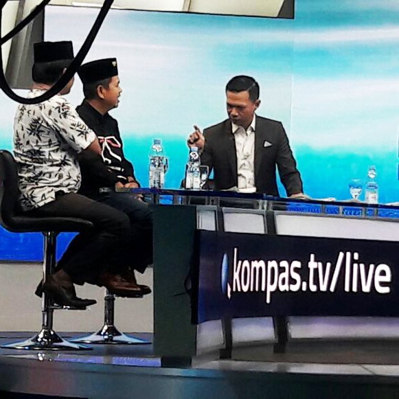 DediJabar's tweet photo. Saat menghadiri program Sapa Indonesia Pagi Kompas TV live
#kompastv #interview #purwakarta #jawabarat https://t.co/BdEhLw75om