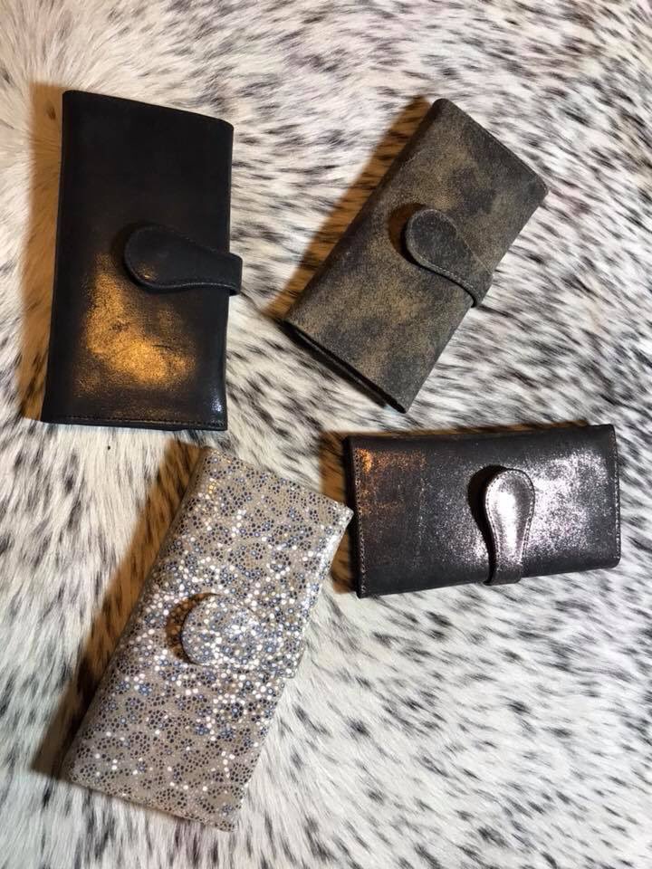 vintageleopard's tweet photo. 💗💗💗💗💗NEW PRODUCT ALERT💗💗💗💗💗

These Tri Fold Wallets are AMAZING! I only have four available at this time! 

-Black
-Leopard Stingray
-Rose Gold Black
-Vintage Brown 

(($95)) FREE SHIPPING 

-leave your email &amp; color to order OR 

https://t.co/mLYiBLiggE https://t.co/MvMoAJlvFs