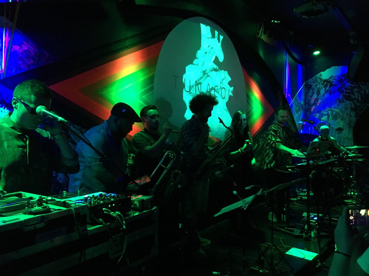 orbitarecords's tweet photo. @Tunacola inda haus @BarElClan 💚👊🏻🌈😎💥 https://t.co/b4SgXCQczm