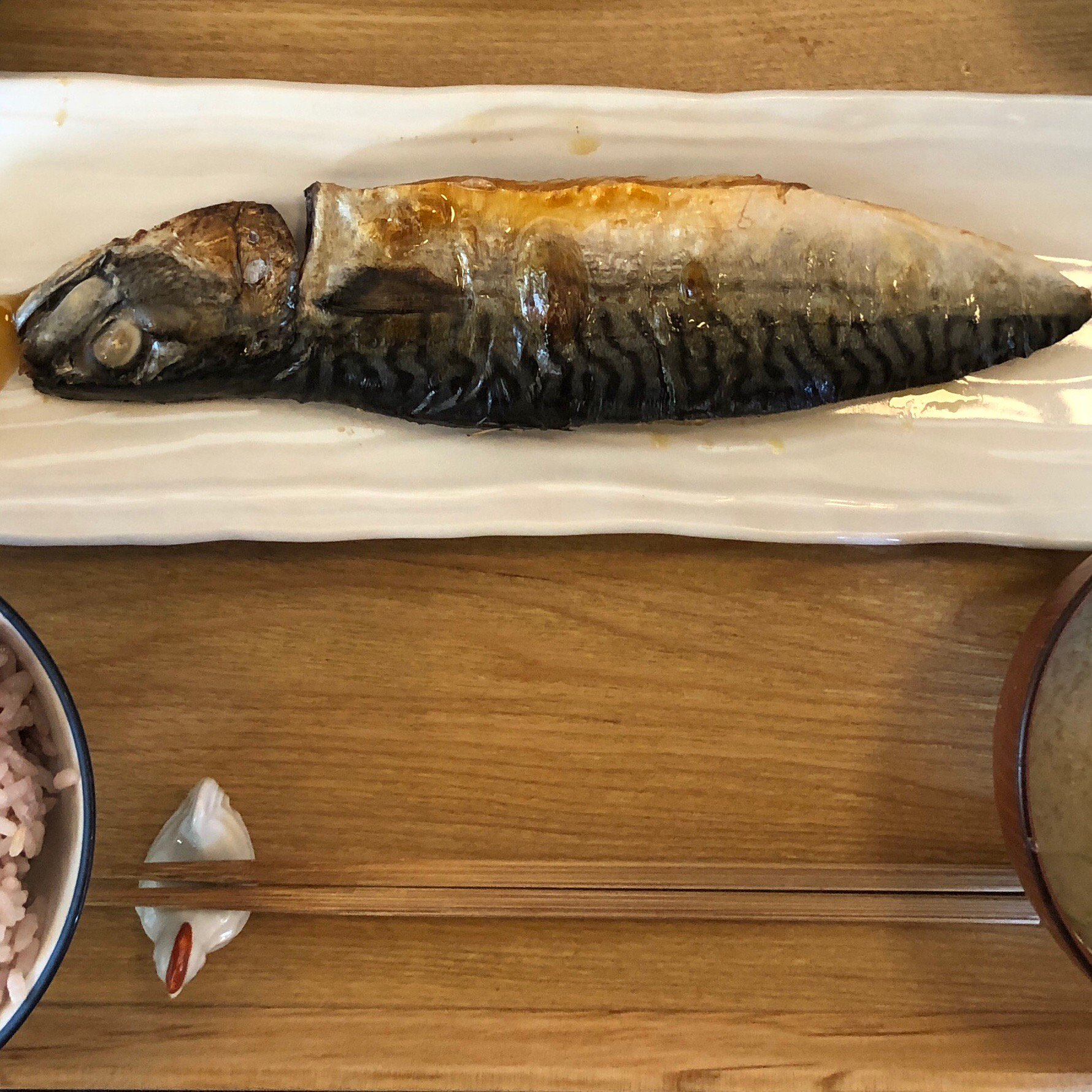 戸田昭吾 とだあきひと Di Twitter 焼き魚の向きは左にするのが普通だけど 二枚におろした右半身を 皮が上面 でなおかつ 頭左向き にしようとした結果 こうやって出てきた これはこれで ものすごく違和感があるなあ