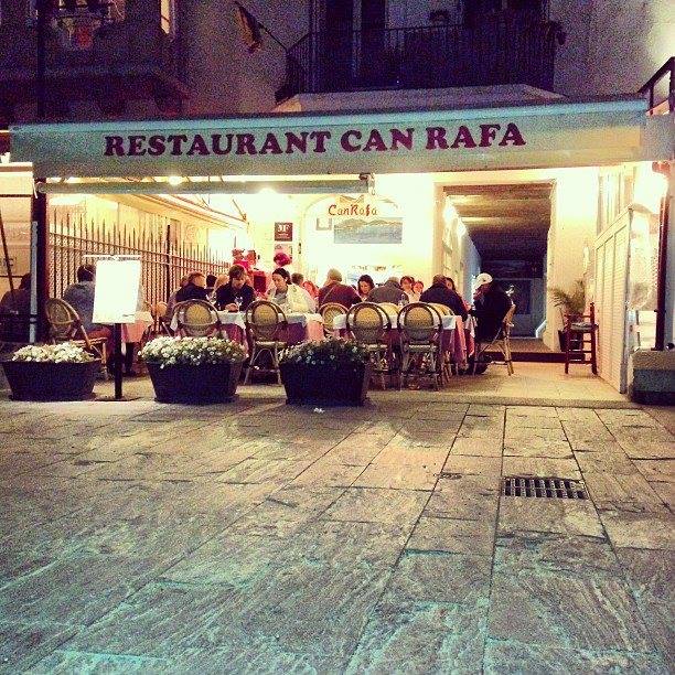 EmpordaWine's tweet photo. Avui us recomanem el restaurant #CanRafa de Cadaqués 🍴🍷obert el 1982 per Rafa Martín i Carmen Faixó. Ofereixen una cuina de mercat especialitzada en peix fresc del cap de Creus, postres casolanes i vins de collita pròpia.
https://t.co/MPi5mcJeLz @EmpordaWine https://t.co/H3P9rv3wev