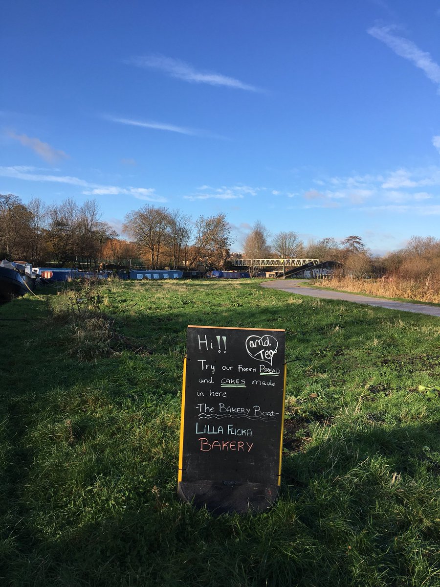 Good morning!! 
We are here this weekend!! By Springfield park, Walthamstow marshes, close to Springfield marina.
We have bread, cakes, mince pies, panettones, gingerbread biscuits and more... 
Hope to see you if you are around!
Have a lovely weekend!!