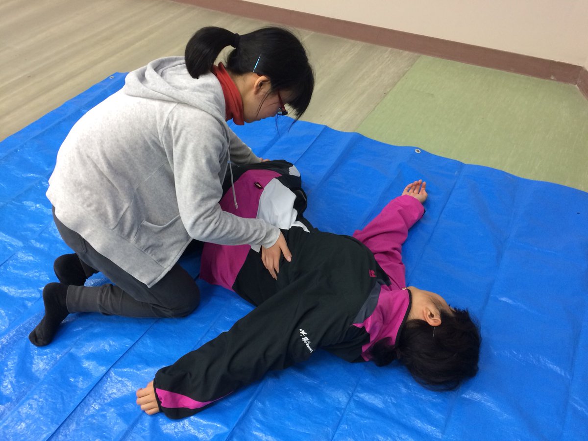 演劇集団 革命屋 公式 今日は第二高校でワークショップをしてまいりました 伝える ことをテーマに 様々なインプロゲームでみんなで楽しみました 人数は少なかったですが 大盛り上がりでした 画像は腹式呼吸の練習 寝ながら脱力し 背筋を意識