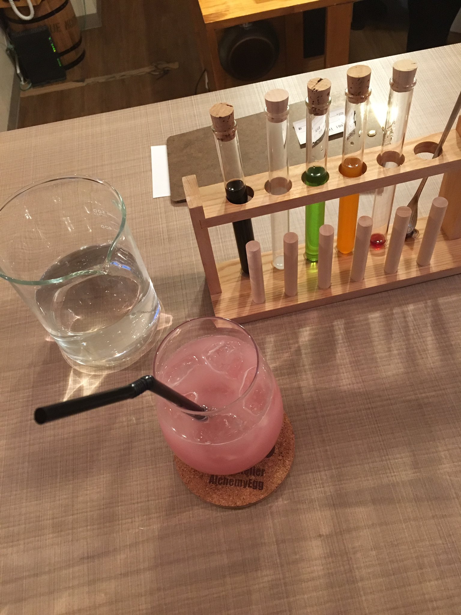 よっしー 錬金術師のメイドカフェ アトリエ アルケミーエッグ にて 錬金術師の秘薬 アルケミストのポーション 試験管 に入った5種類のポーションと ビーカーに入った魔法の水 炭酸水 を アルケミスト メイドさん と一緒に混ぜ合わせて 3杯分