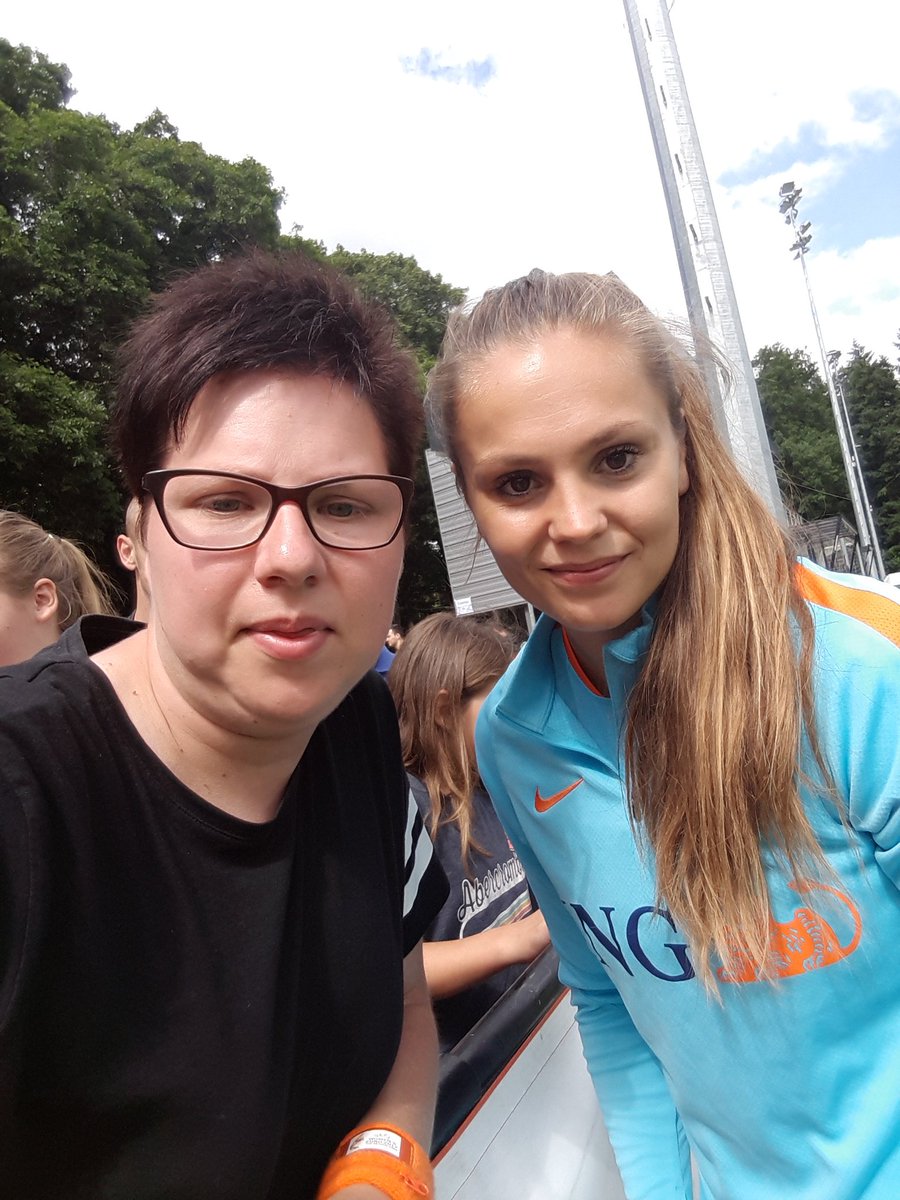 nrabelink23's tweet photo. @oranjevrouwen @liekemartens1 van harte gefeliciteerd met je 25ste verjaardag geniet er van 🎉🎉 https://t.co/lhYw5br8YX