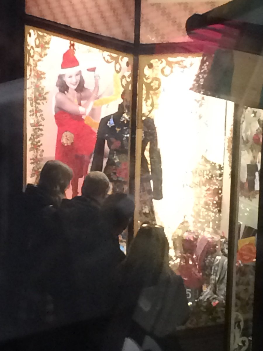 Tinayreart's tweet photo. Congrats bijouled!! WonderyChrisas window winners!!! What a crowd!proud to support the independent being creative.#Harrogate #channel5 #christmaswindow #bijouled #CreativeChristianChallenge #Competition #beautiful #@BijouledHG1 https://t.co/mvhO0NBj9U