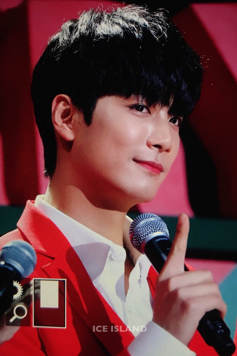 ICEISLANDJR's tweet photo. 171216 제주 미리 받는 크리스마스 선물같은 #NUEST_W #JR #김종현 https://t.co/gynxhKrX1l
