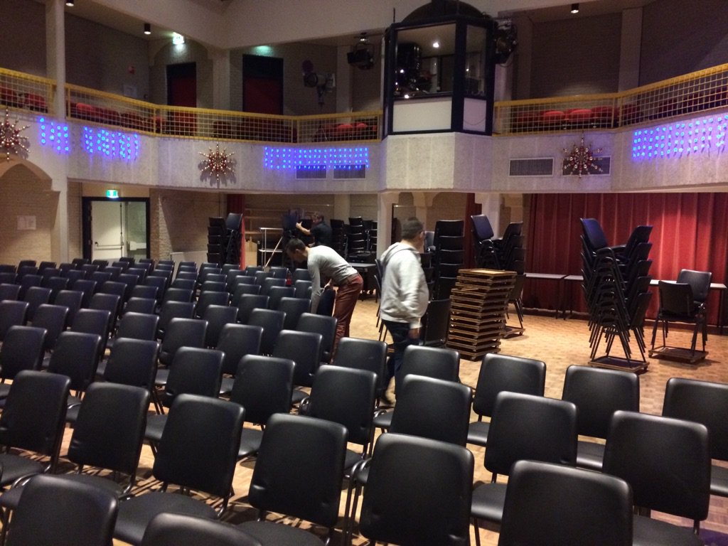 AntoniusS's tweet photo. Stoelen worden klaargezet voor de Landelijke Dag, tevens 30-jarig jubileum van de #VMDB #Musketon https://t.co/YxixSQtHMv