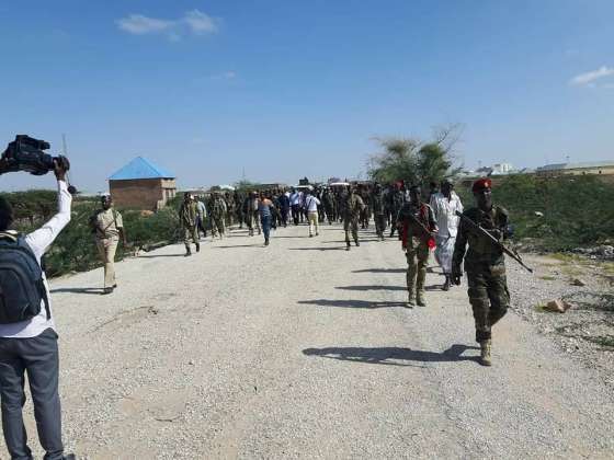 Madaxweynaha Galmudug iyo Taliyaha Ciidanka Xoogga Dalka oo Furay Waddooyinkii Xirmay ee… faafreebmedia.com/2017/12/16/mad…