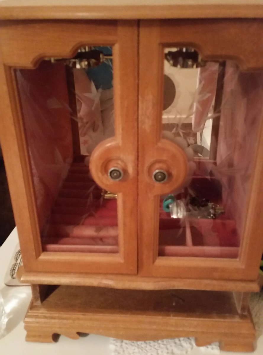 geneastories's tweet photo. My nans sad empty damaged jewellery box. I'm not sure I'll be able to find same one again. I can't replace her parents wedding rings or her engagement ring. At least help me replace the kids Christmas presents. @EntertainerToys #helpsavechristmas https://t.co/DeZwQjYDsr
