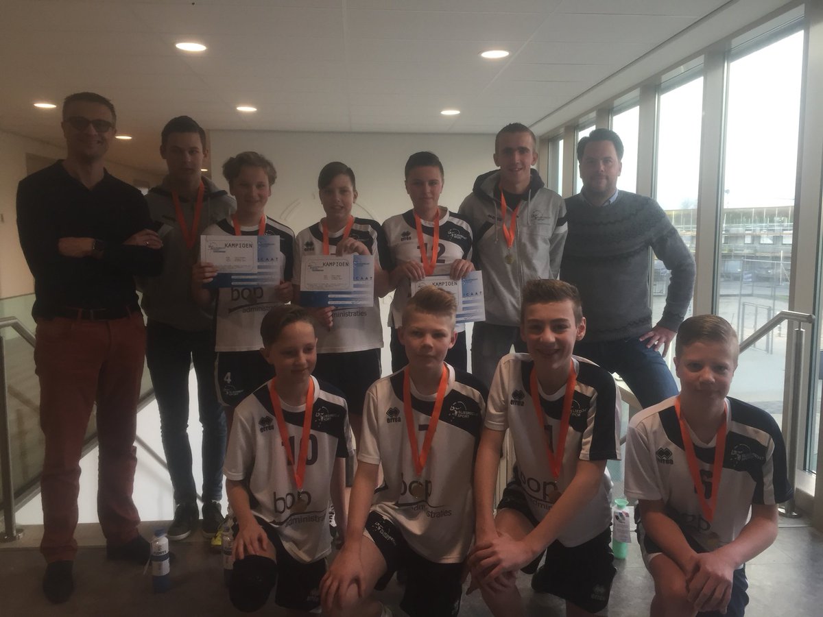 Ook zojuist gehuldigd de echte kampioenen geworden Jongens C1, Hoofdklasse, gefeliciteerd !!!!
<a href="/SliedrechtSport/">Sliedrecht Sport</a> <a href="/NevoboZuid/">Nevobo regio Zuid</a>
#Sliedrecht #volleybal