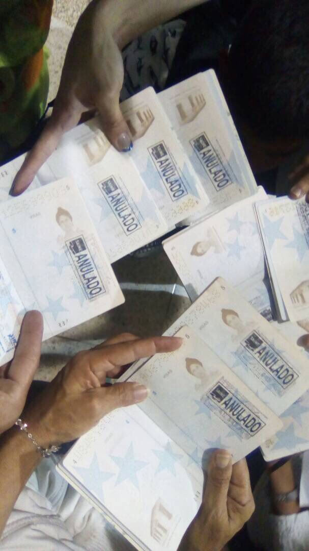 Beadrian's tweet photo. Así está la situación en Maiquetia: 120 niños llorando, sus pasaportes anulados, miembros de la Fundación que intentaba reunificarlos están detenidos. Familias en Peru angustiadas esperándolos https://t.co/k7QYfmUi7u