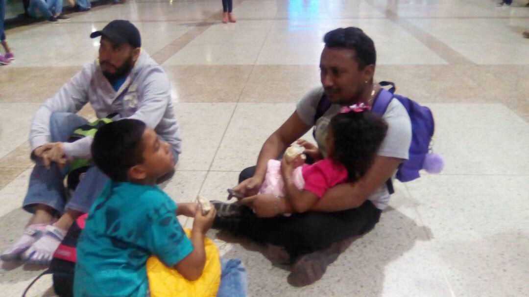 Beadrian's tweet photo. Así está la situación en Maiquetia: 120 niños llorando, sus pasaportes anulados, miembros de la Fundación que intentaba reunificarlos están detenidos. Familias en Peru angustiadas esperándolos https://t.co/k7QYfmUi7u