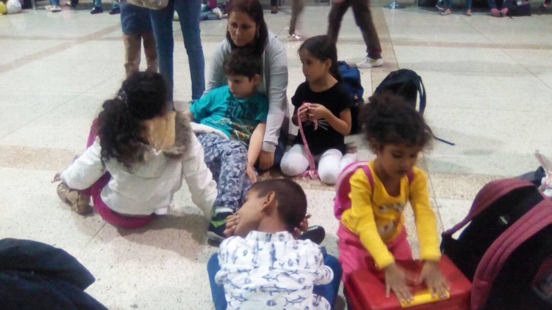 Beadrian's tweet photo. Así está la situación en Maiquetia: 120 niños llorando, sus pasaportes anulados, miembros de la Fundación que intentaba reunificarlos están detenidos. Familias en Peru angustiadas esperándolos https://t.co/k7QYfmUi7u