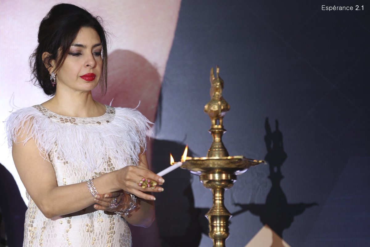 IamEsperance's tweet photo. Our First Esteemed Speaker Nawaz Modi Singhania shares he life journey the Esperance stage. She is India's leading Fitness and Wellness Icon and Founder of Body Art Fitness Centers. Nawaz awarding the Umang students.
#eInMe #esperance2017 https://t.co/hJpoImTLkL