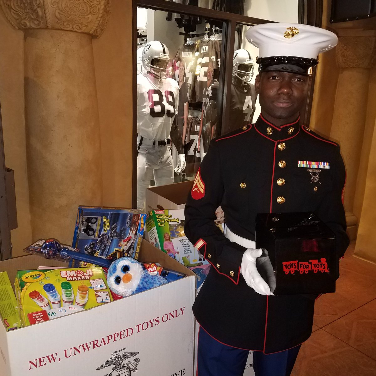 SportsAdrenalin's tweet image. #RaiderNation #RaiderImage #ToysForTots