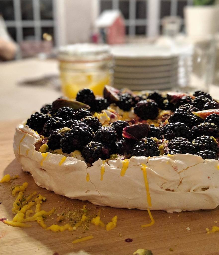 sumcoding's tweet image. I made a pavlova tonight and it was beautiful and delicious!! #pavlova #dinnerwithfriends #dessert ift.tt/2k0pNZD