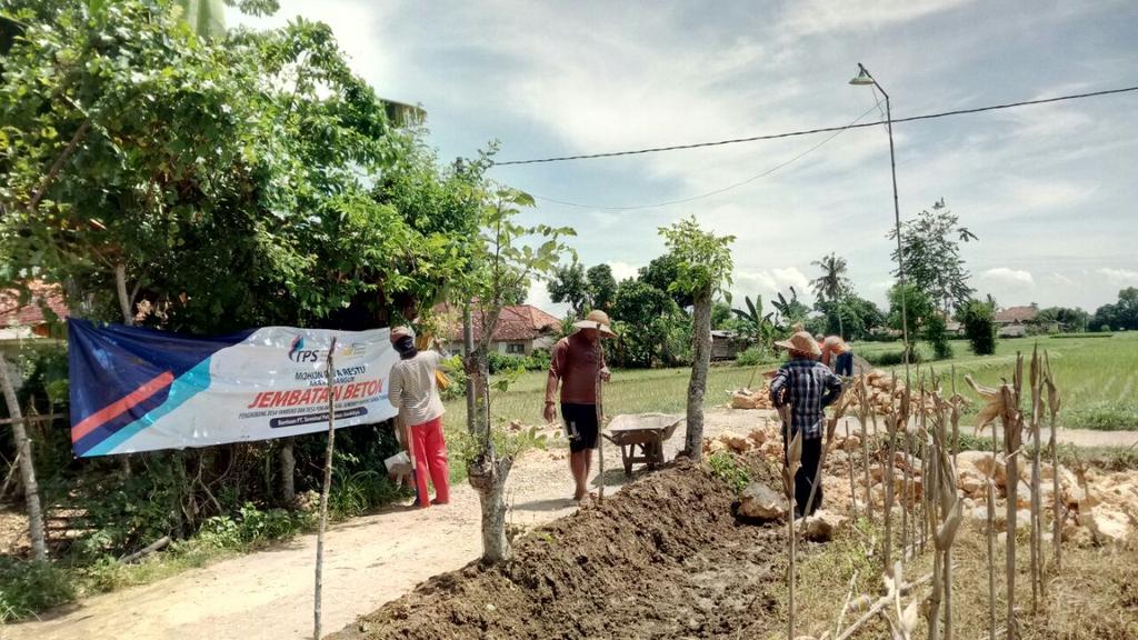 RelawanKampung's tweet photo. Pekerjaan gotong royong jembatan beton dan membuka akses jalan di Tambuko Madura donasi PT Terminal Petikemas Surabaya. https://t.co/ZTTsxBbsLv