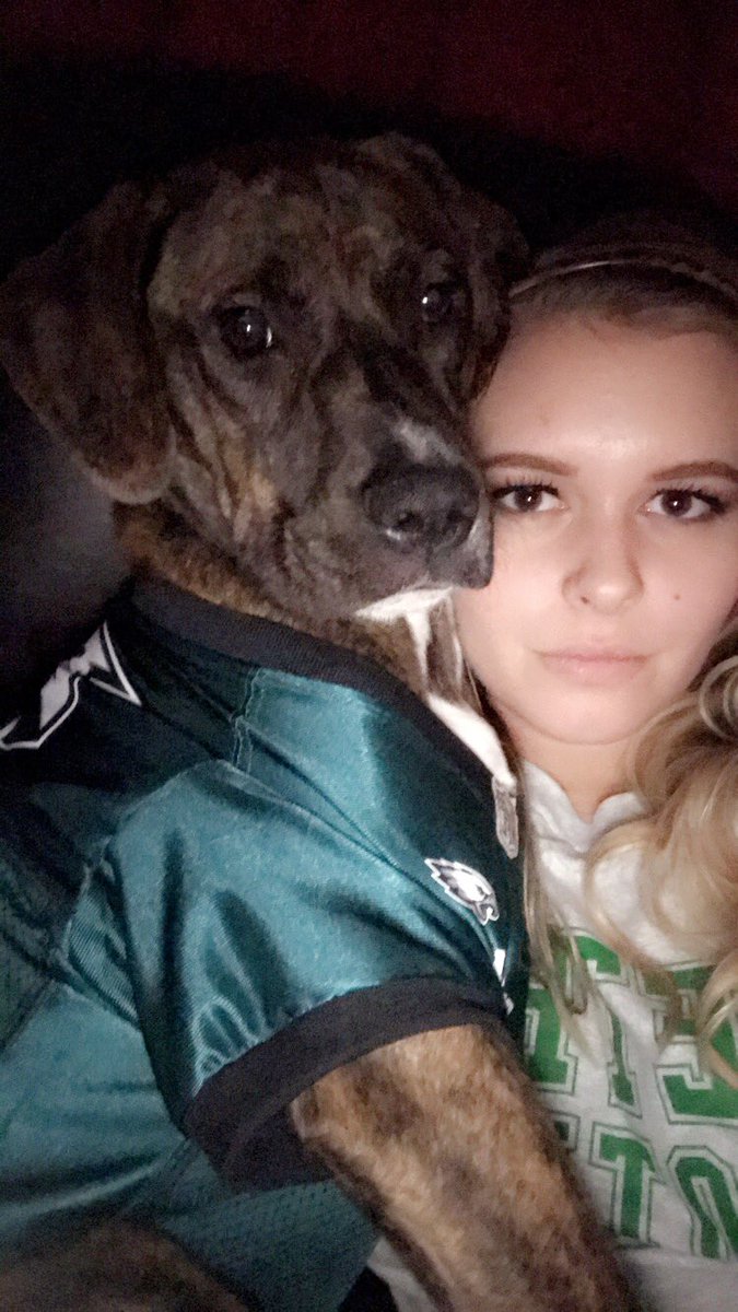 carolineemariaa's tweet photo. She sat on me and begged me to take this https://t.co/tissL96S5s