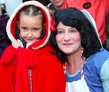 ★ Verzamel jij alle handtekeningen van de sprookjesfiguren vanmiddag? ➤ ow.ly/yowQ30haqX3 #start van #winterwonderland <a href="/VVV_Zandvoort/">VVV Zandvoort</a> #speurtocht #sprookjeswandeling #zandvoortaanzee #kidsprooftip #zaterdag #weekend #kids #kinderen #gezin #kerstsfeer #oliebollen