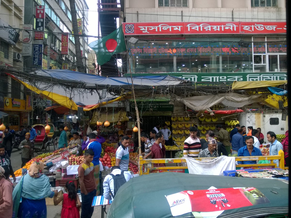 Xillur_Shamim's tweet photo. #Mirpur10 #StreetFruitShop https://t.co/tjlYaCc4JD