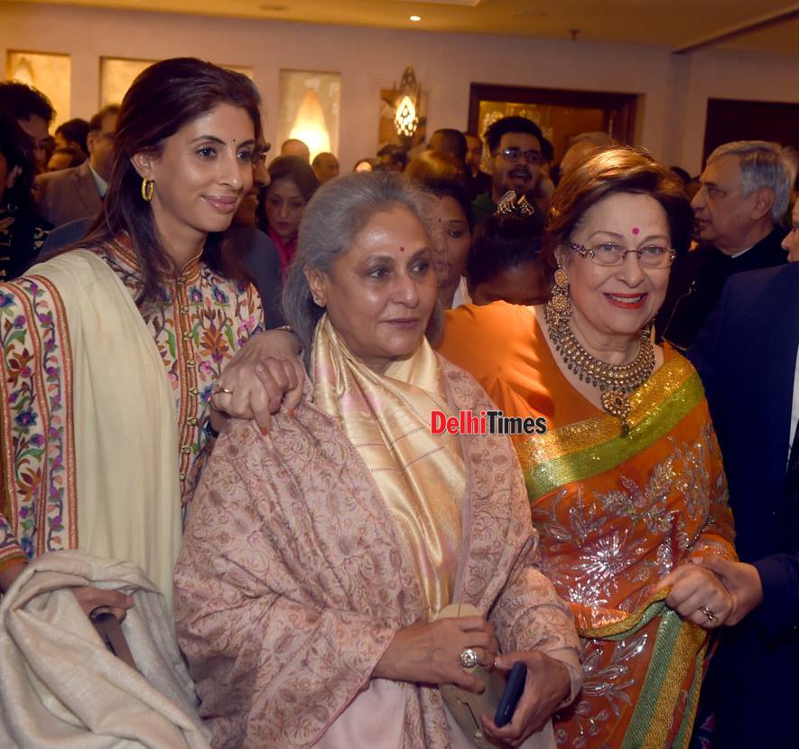 DelhiTimesTweet's tweet photo. It was India's biggest showman's birthday and it had to be a grand affair. The entire #RajKapoor clan was there, sharing anecdotes on how from China to Turkey, they are always recognized as 'Raj Kapoor's family' https://t.co/nl8SAeTRw4 #TheOneAndOnlyShowman @chintskap @SrBachchan https://t.co/bjJVmwGoG3