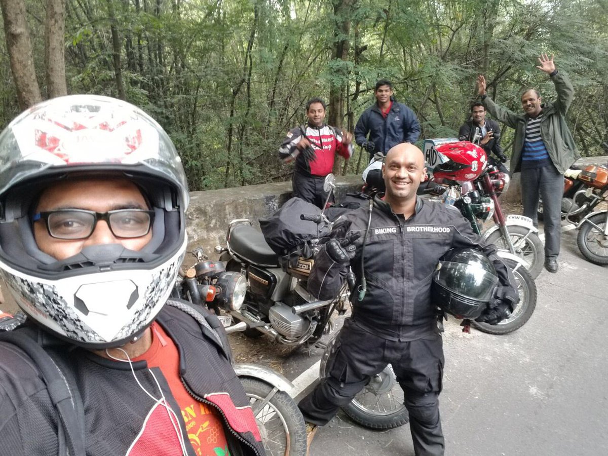 roaringriders's tweet photo. Riders are off to #YearEndRide #KolliHills more pics to come soon 

#RoaringRides #Yezdi #Jawa https://t.co/OxOXFDs8HN